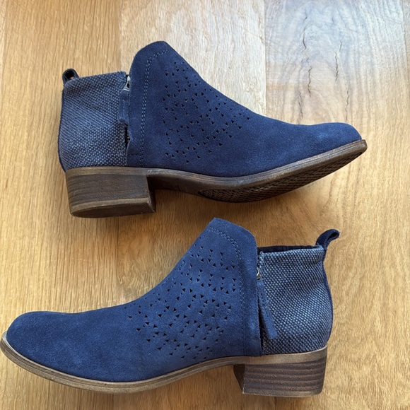 Tom’s Navy side zip bootie size 7 W - Picture 2 of 5